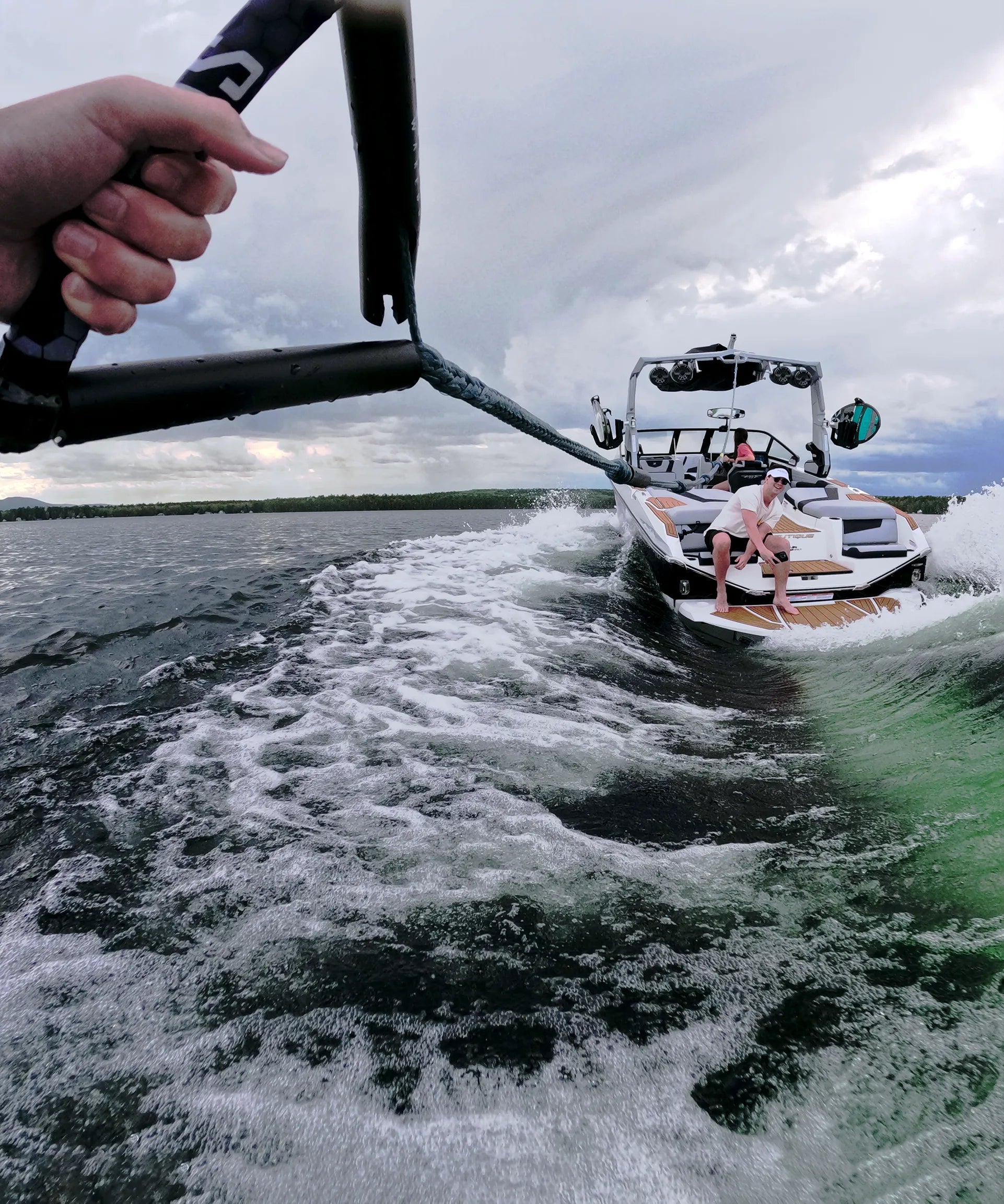 Wakesurfing pontoon shop